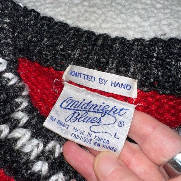 VINTAGE Large Chunky Crewneck Hand Knit Sweater Red White Charcoal Snowflake EUC - Picture 7 of 11